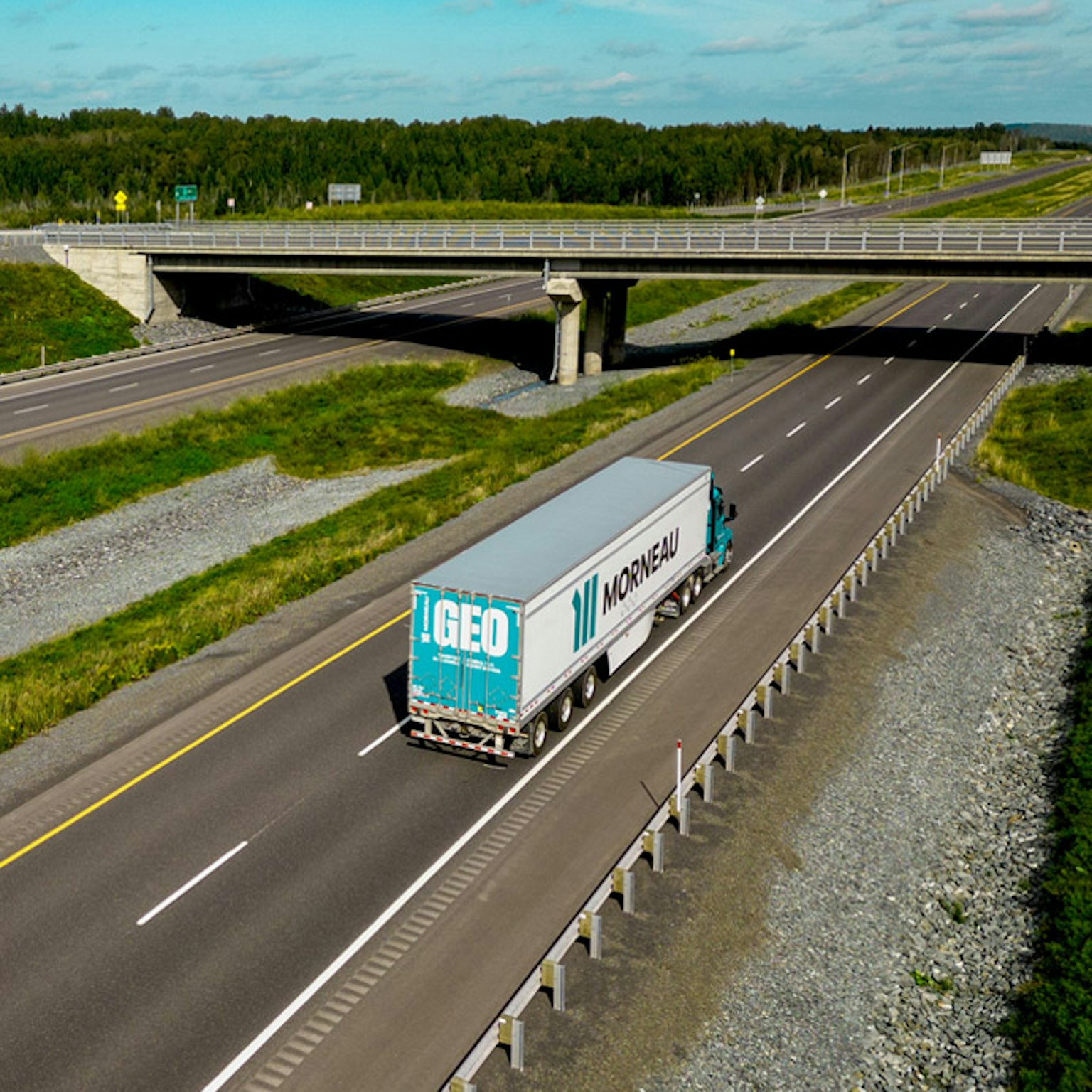 Camion de marchandises générales de transport sur les routes du Québec distribution logistique