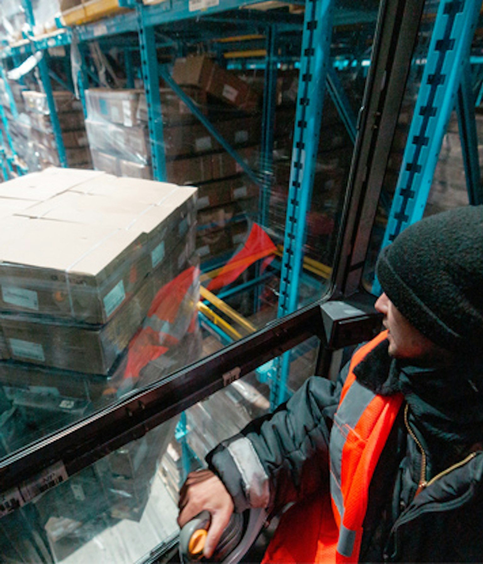 Opérateur utilisant un chariot élévateur pour déplacer de la marchandise réfrigéré dans un entreposage frigorifique pour le respect de la chaine de froid.