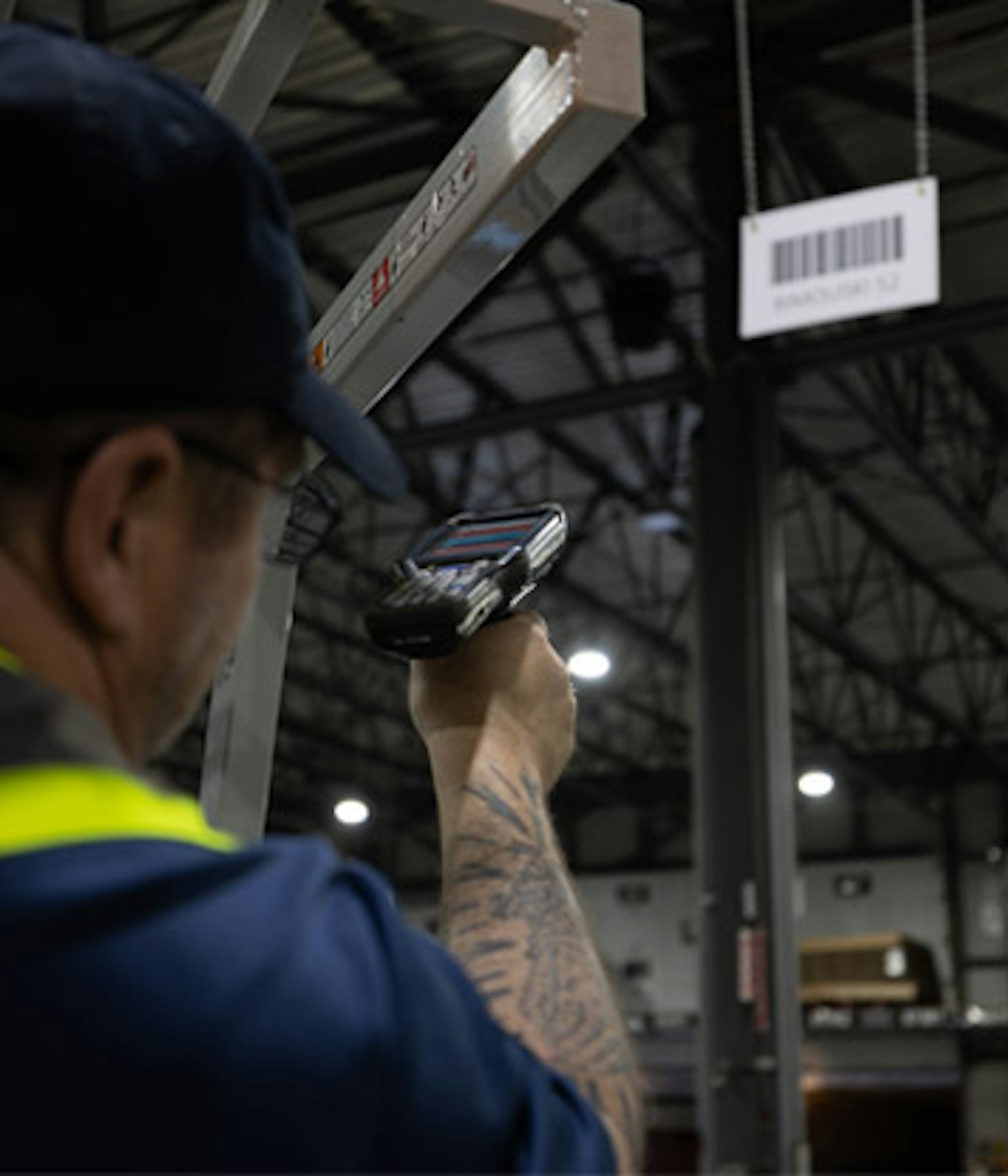 Opérateur de transport utilisant un connected dock pour prévoir la distribution des marchandises a envoyé sur le quaie de chargement.