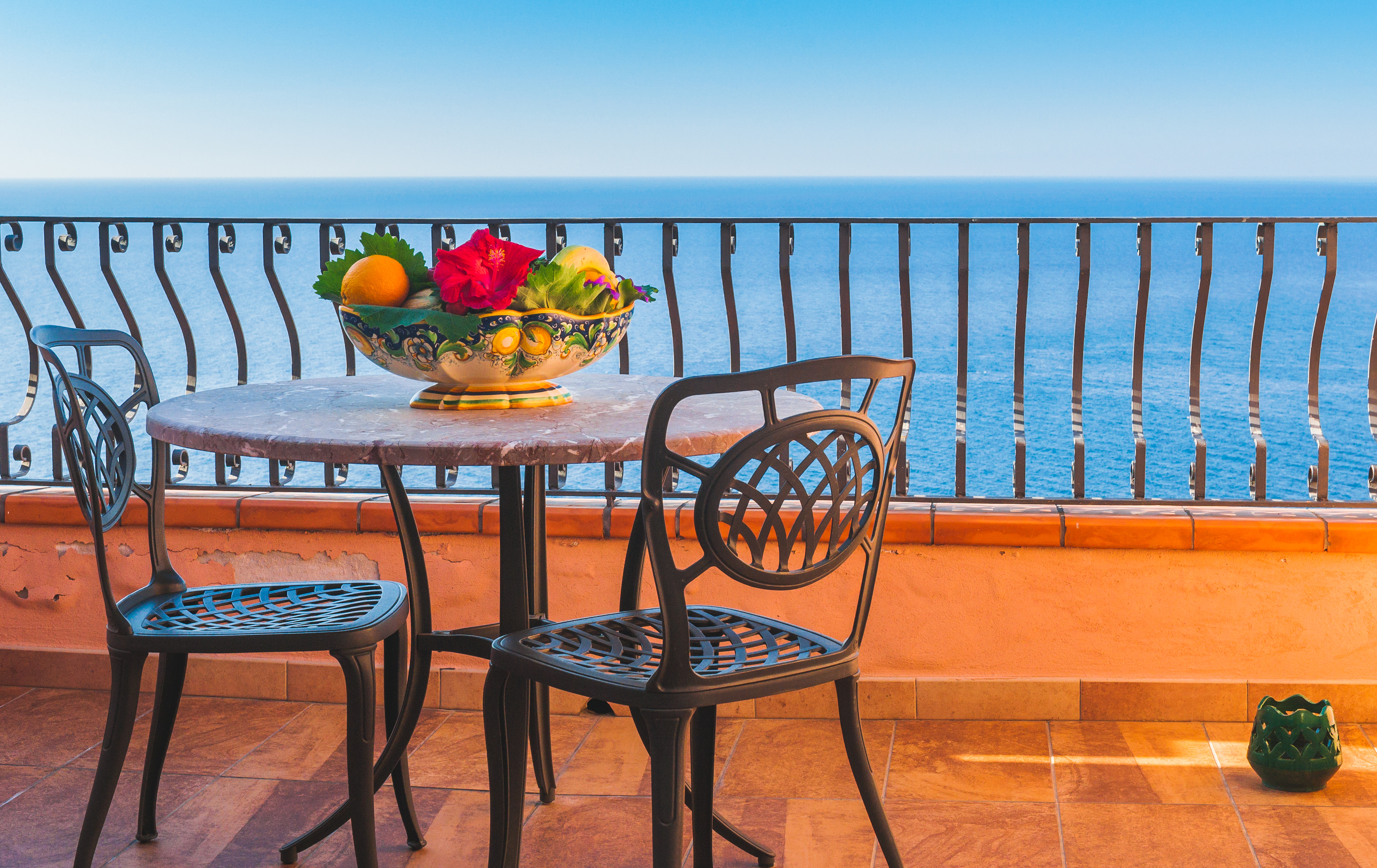 sedie-balcone-fiori-mare-hotel