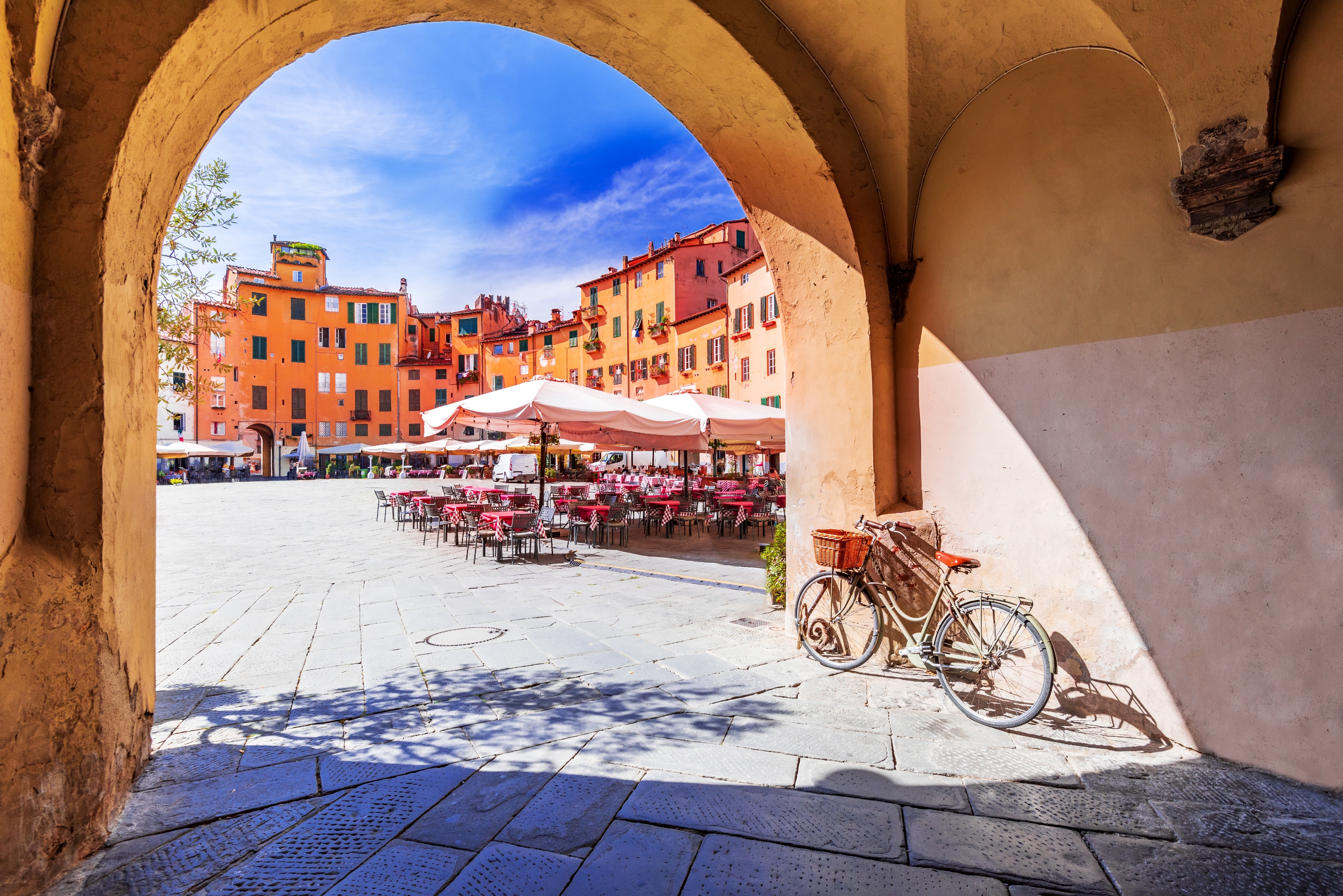 lucca-square-passageway-bike-italy
