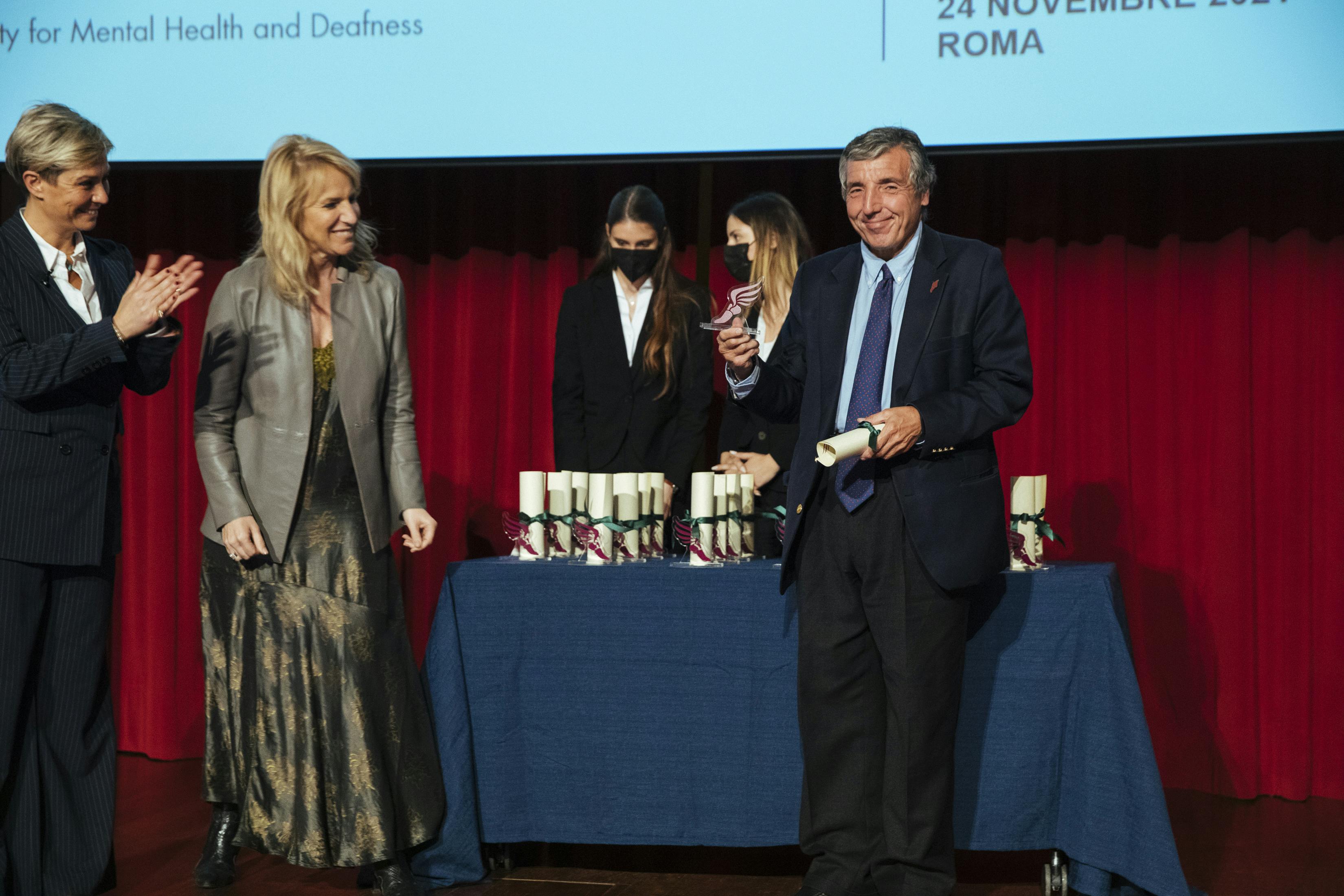 professor mario barbagallo viene premiato da carlotta ferrari e roberta garibaldi come italian knowledge leaders sul parco con hostess e pergamene