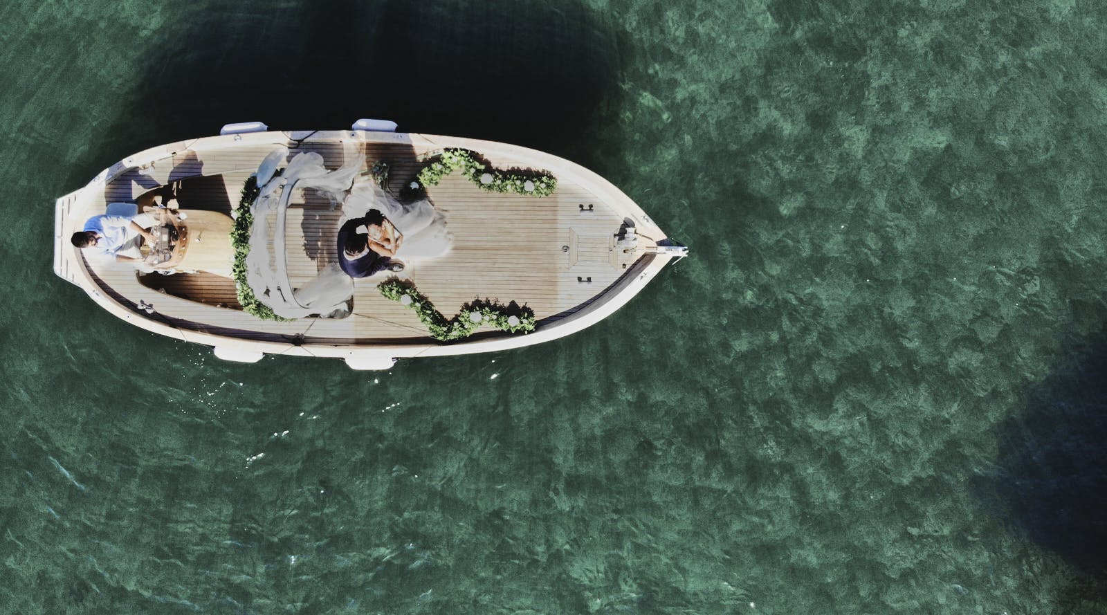 vista aerea drone di barca con sposi che si sposano in mezzo al lago