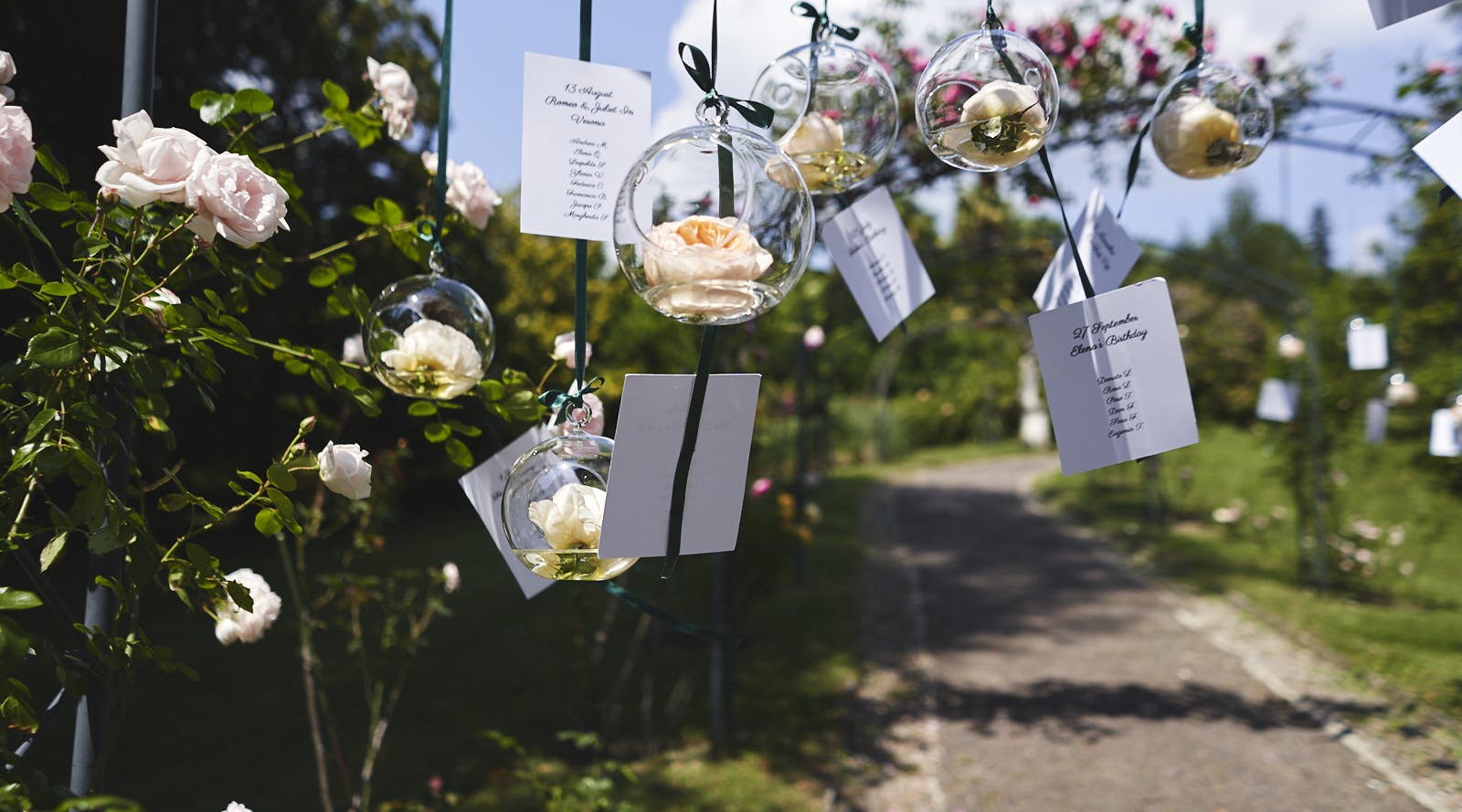decorazione matrimonio con palline di vetro trasparenti con fiori e bigliettini appesi