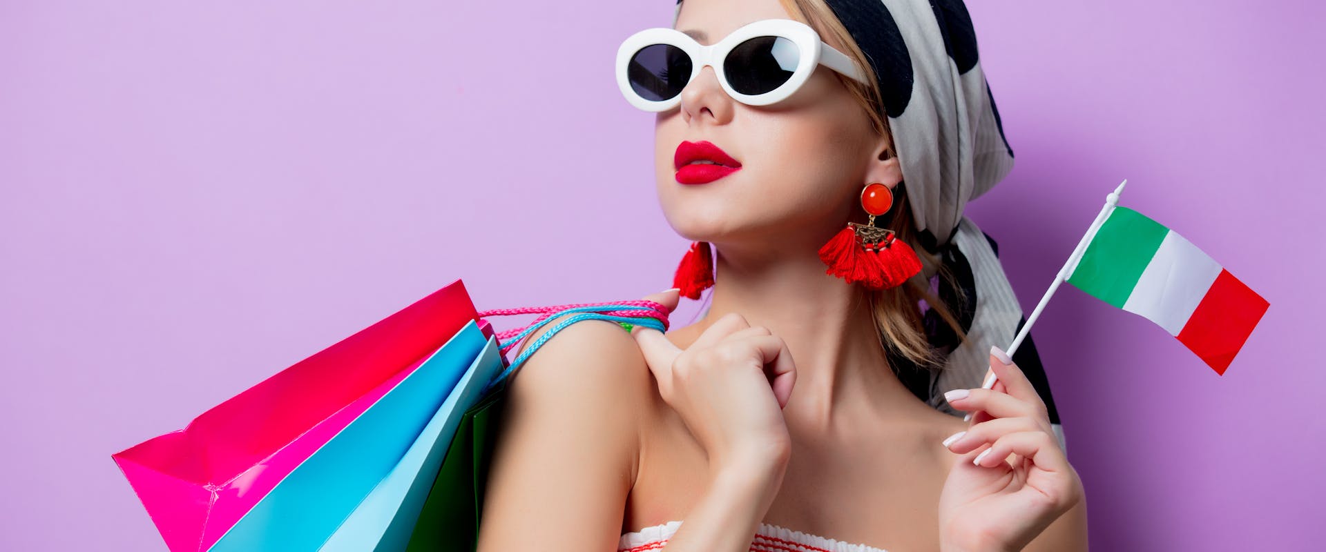 Kuoni Tumlare ragazza con occhiali da sole con borse shopping a tracolla e bandiera italiana in mano