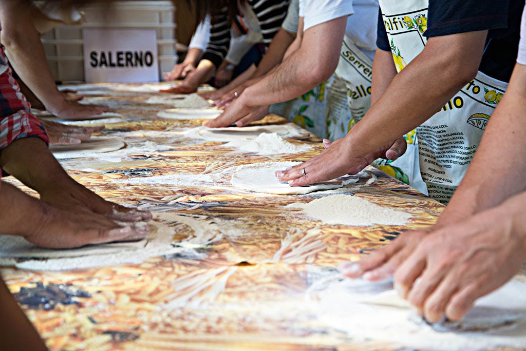 lezione di pizza making mani che lavorano