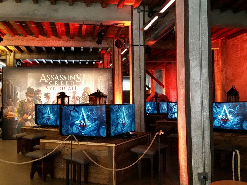 evento promozionale assassin's creed syndicate schermi in area riservata con fondale