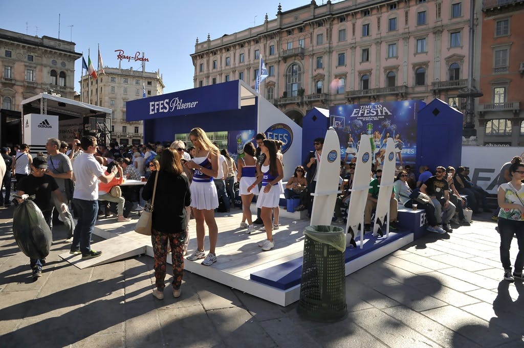 stand efes pilsener in piazza del duomo a milano con hostess