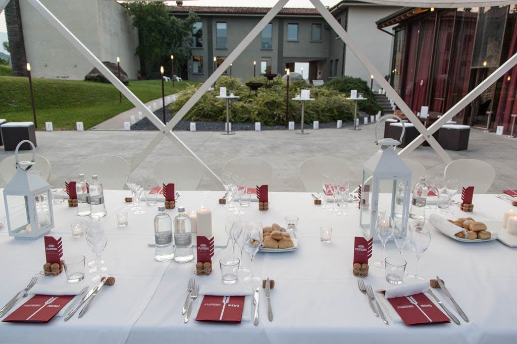 tavola apparecchiata in bianco e rosse per evento