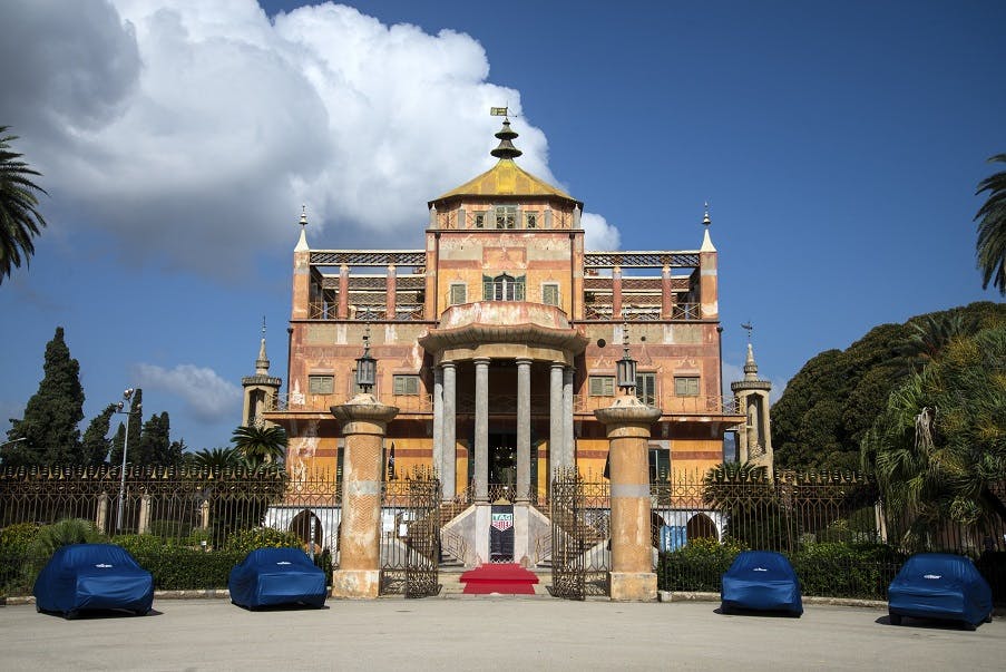 evento tag heuer quattro macchine coperte parcheggiate davanti a edificio storico