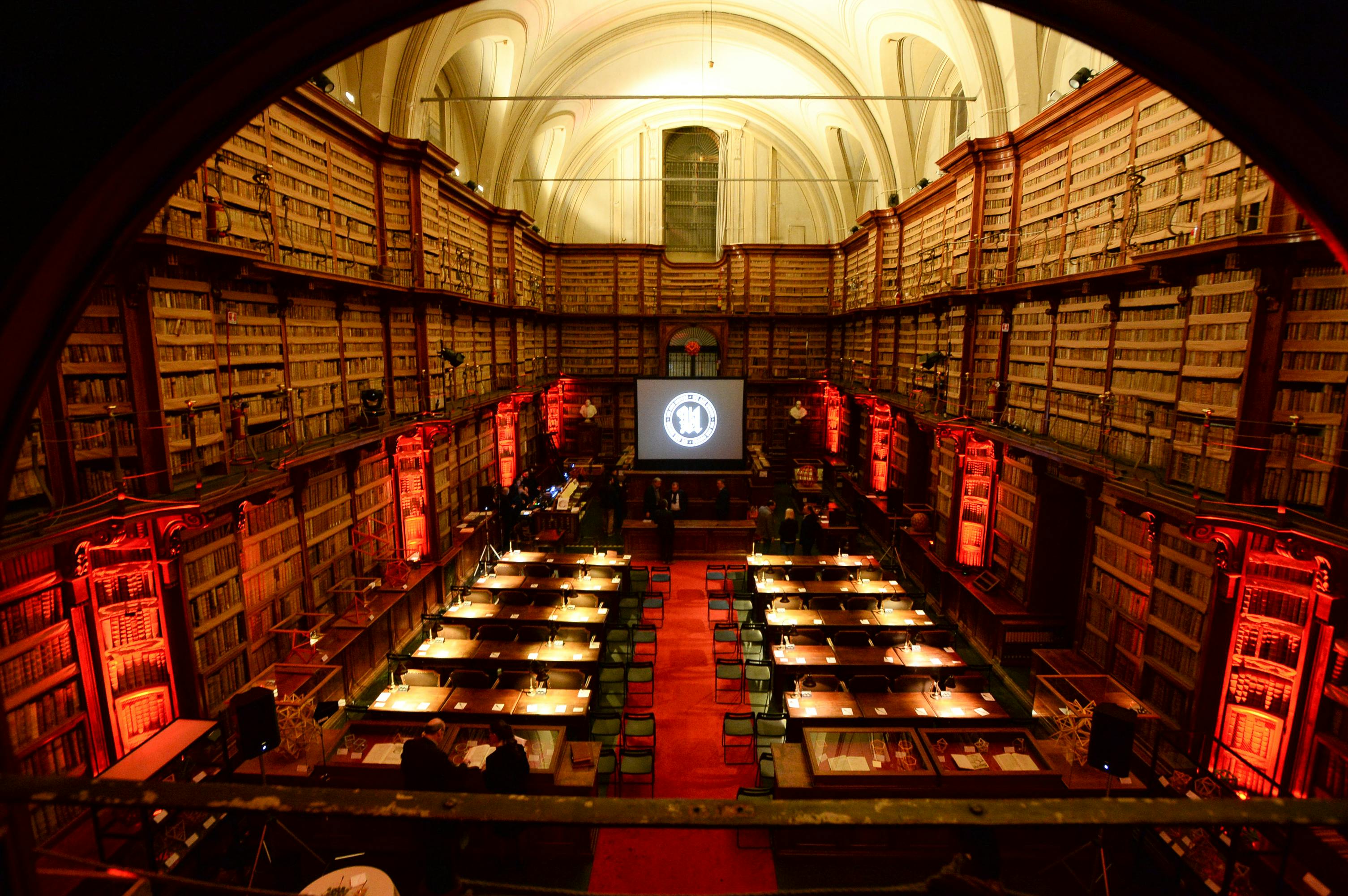 Riunione all'interno di biblioteca a Roma