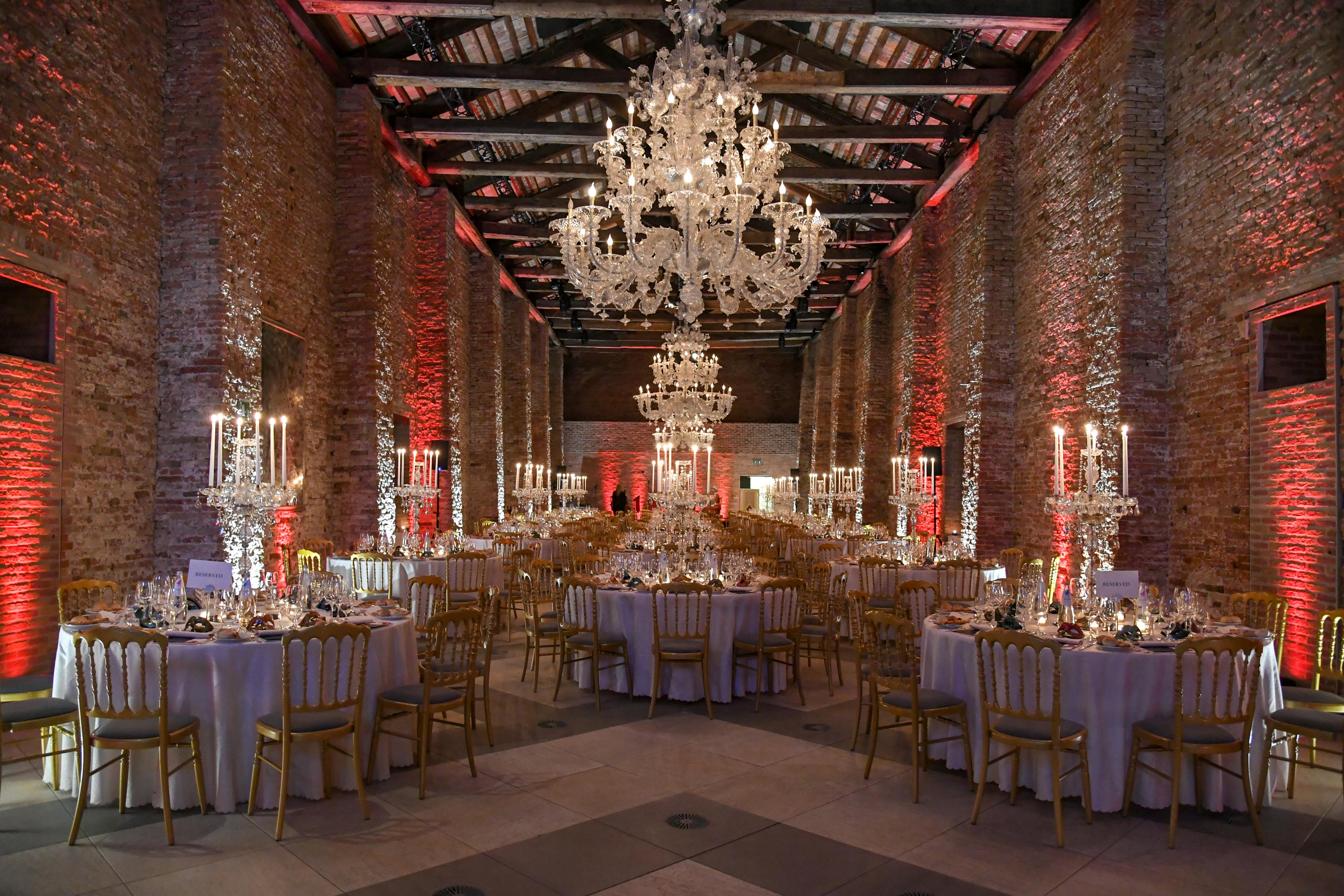Cena di gala apparecchiature bianche a venezia