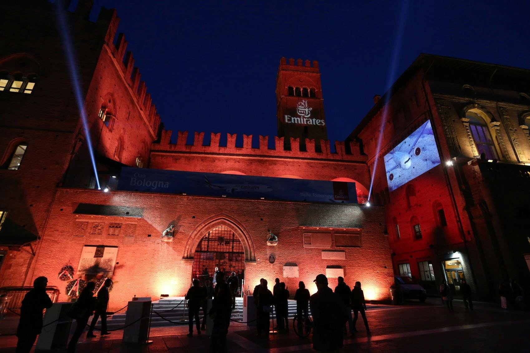 palazzo re enzo a bologna evento serale con luci proiezioni emirates