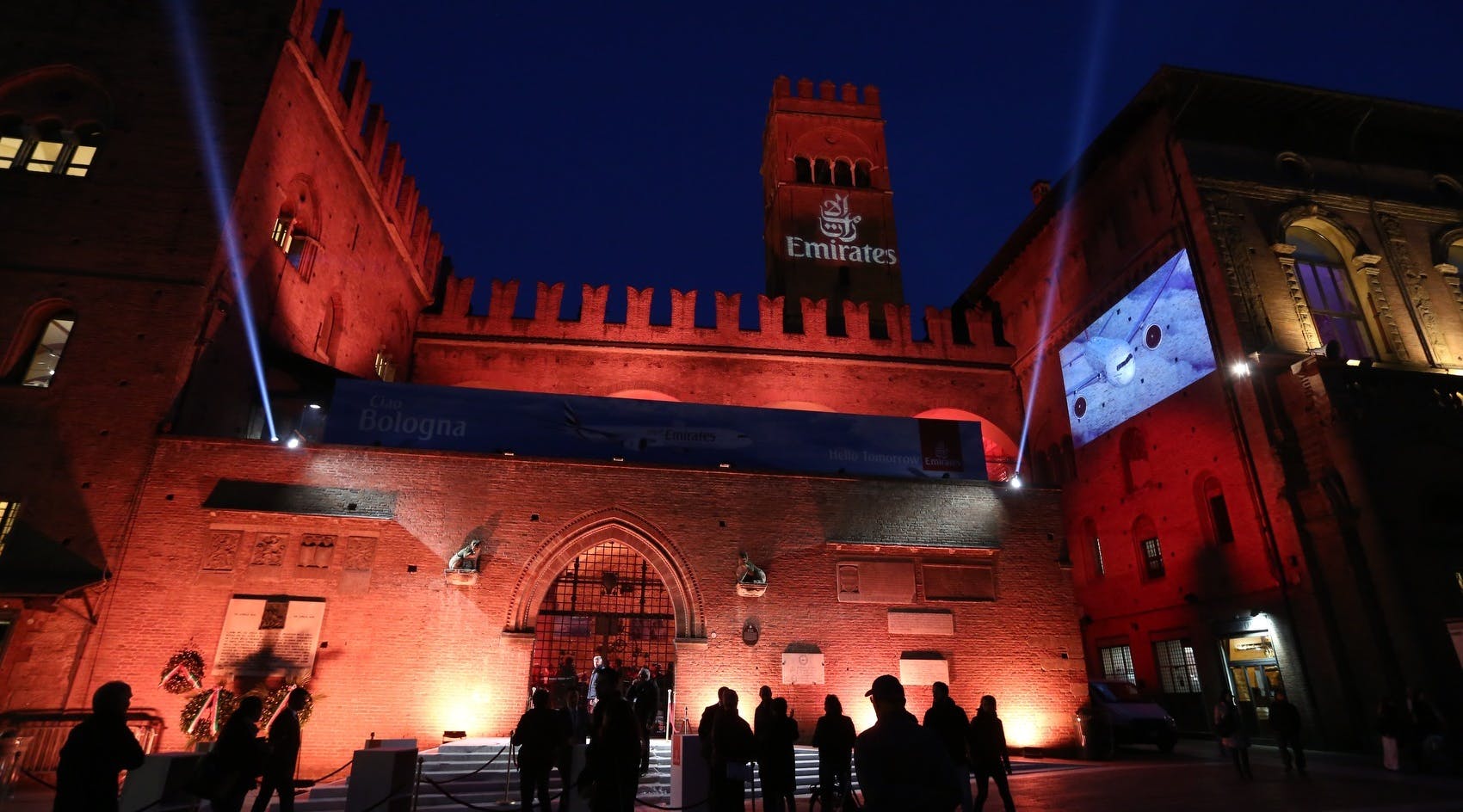 palazzo re enzo a bologna evento serale con luci proiezioni emirates
