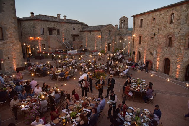Cena in borgo toscano