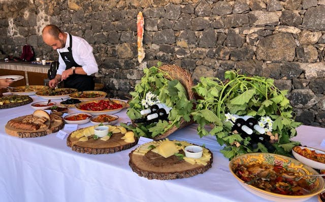 cibo e vino su tavolo