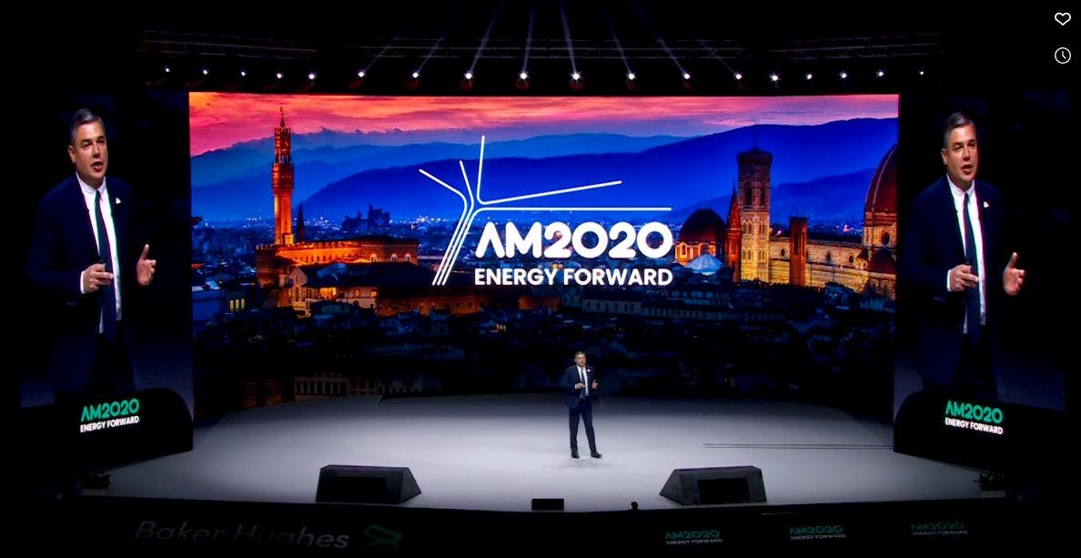 Persona tiene una conferenza su ampio palco