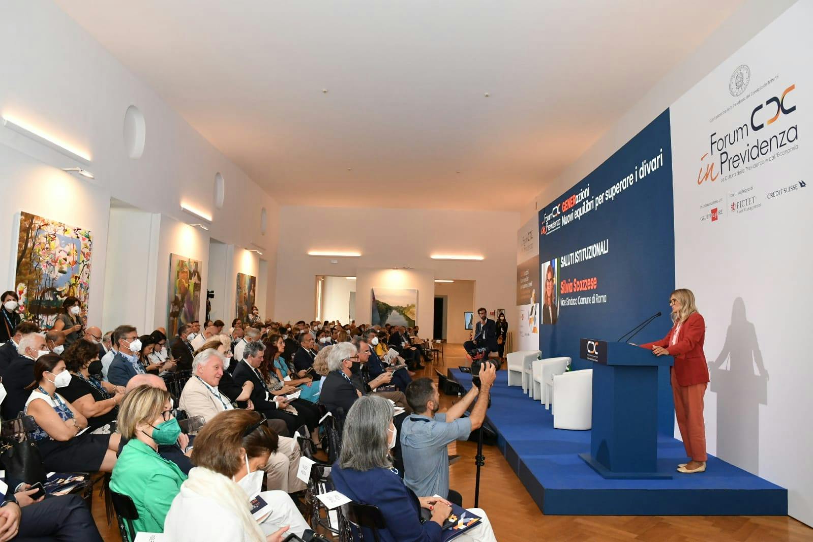 Business meeting con molte persone e pareti bianche