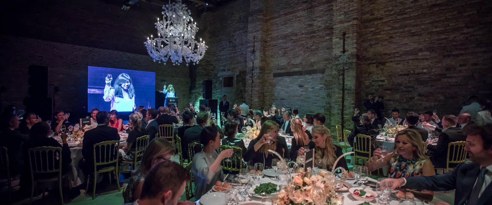 ft-business-of-luxury-summit cena persone e schermo