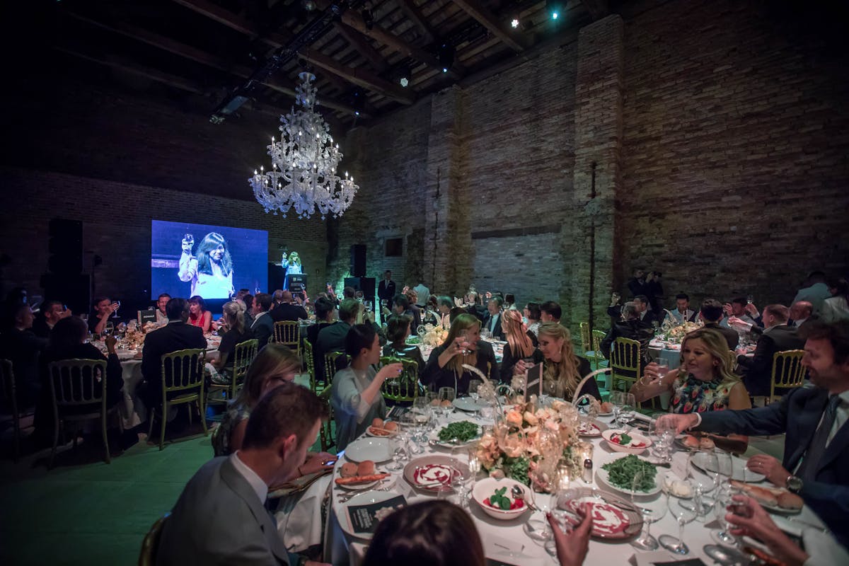cena persone e schermo