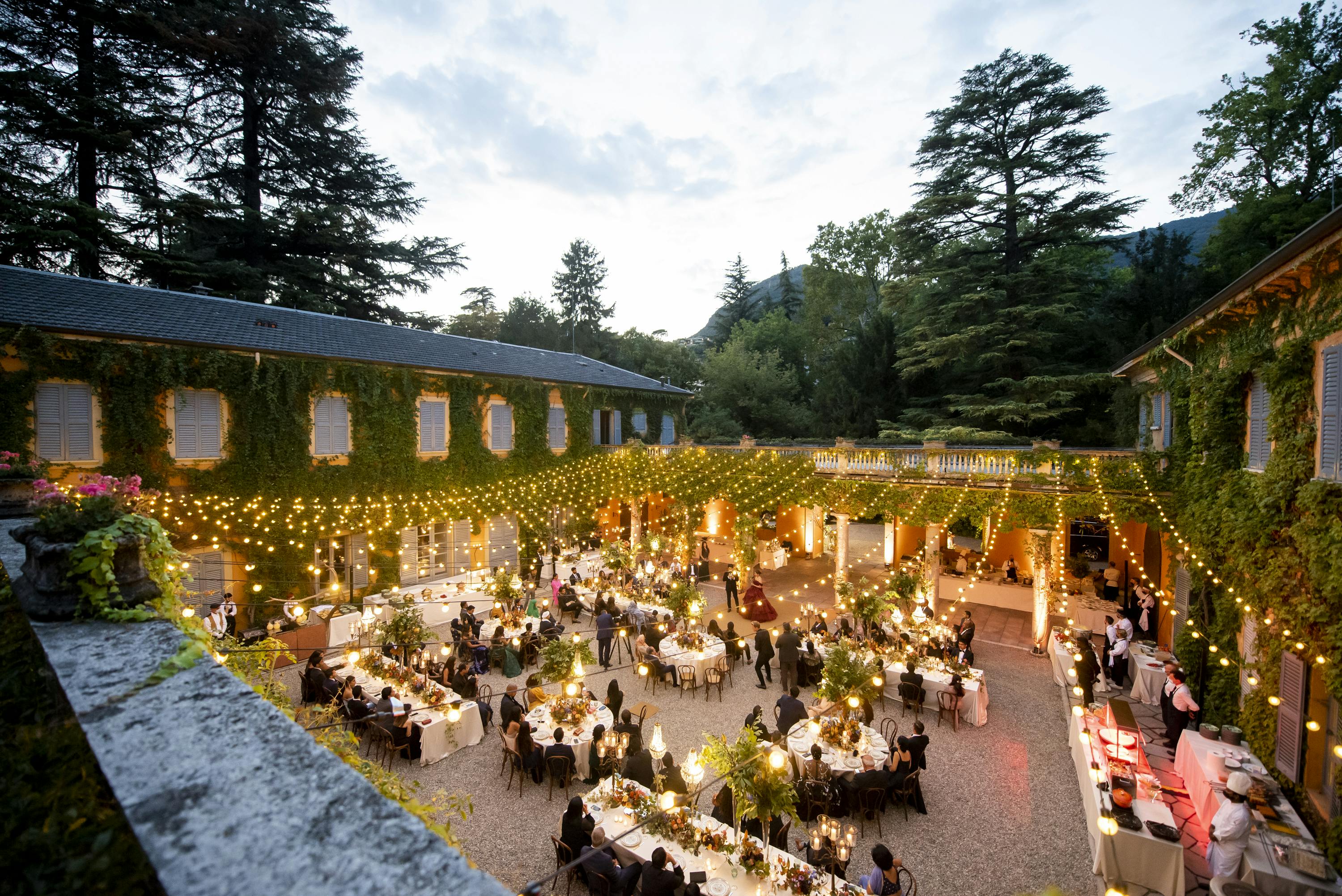 cena di gala sotto luci