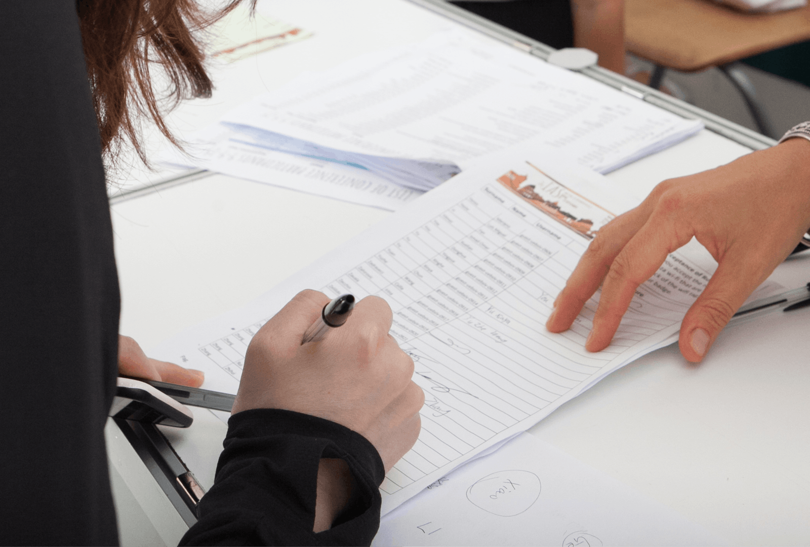 Persona scrive su un foglio