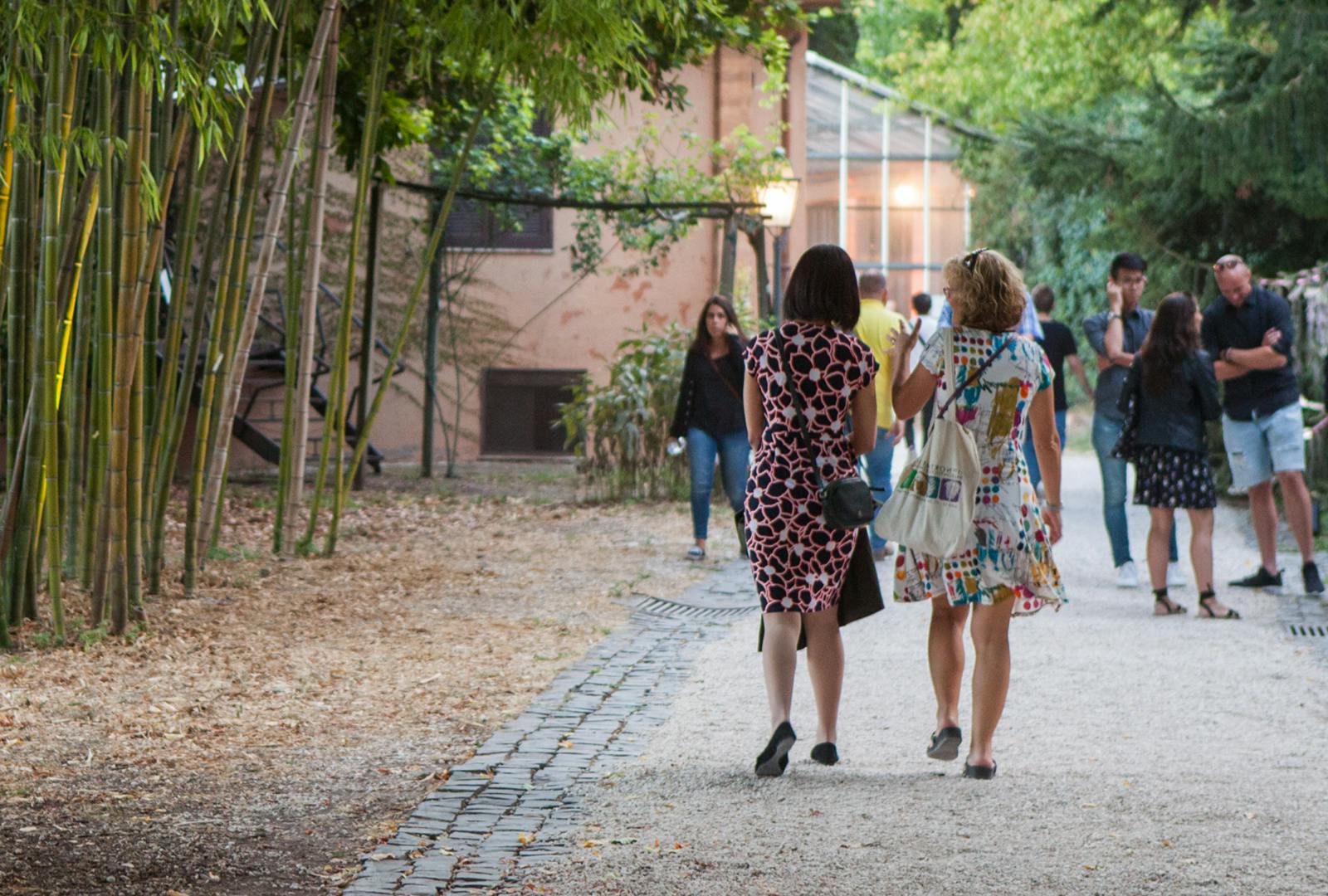 Ragazze camminano dentro un giardino