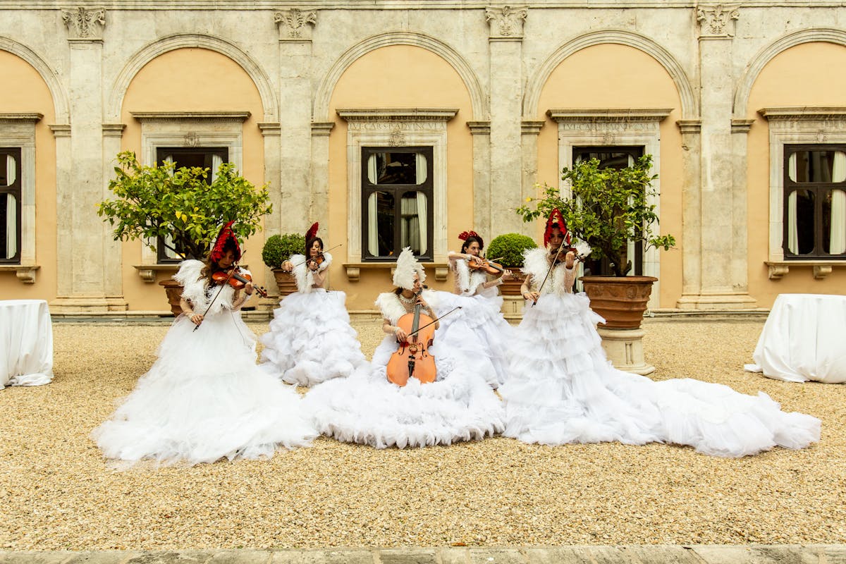 ragazze vestite di bianco che suonano