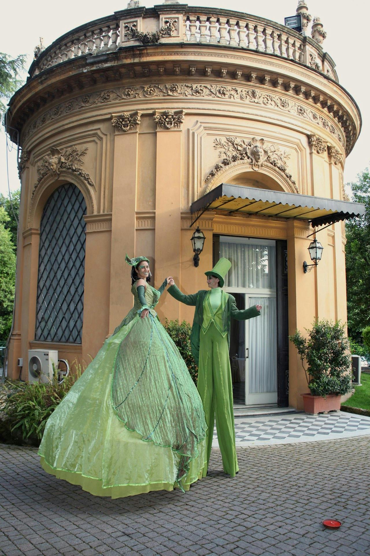 ragazzo e ragazza in verde che ballano