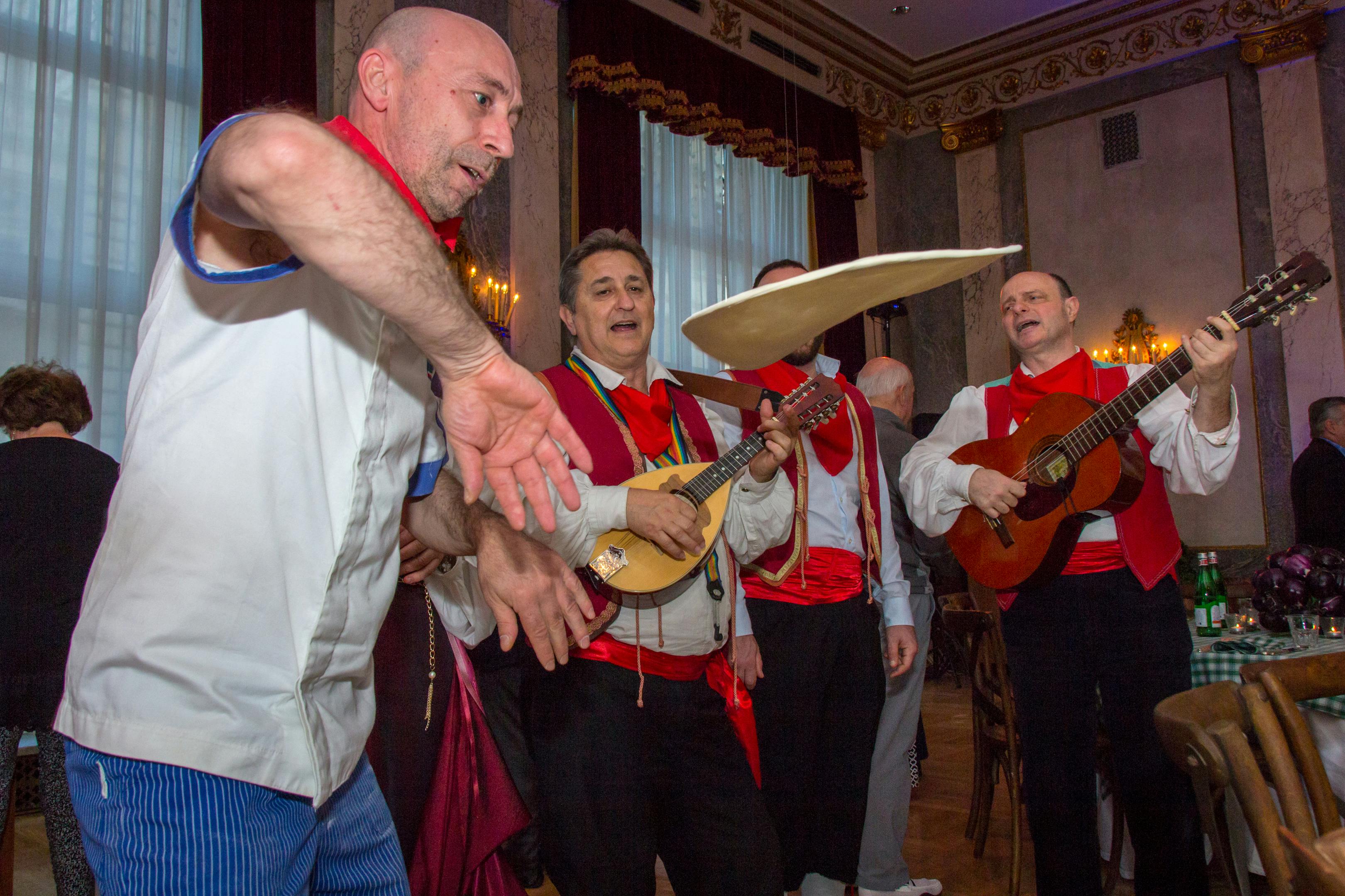 Gruppo di suonatori e pizzaiolo