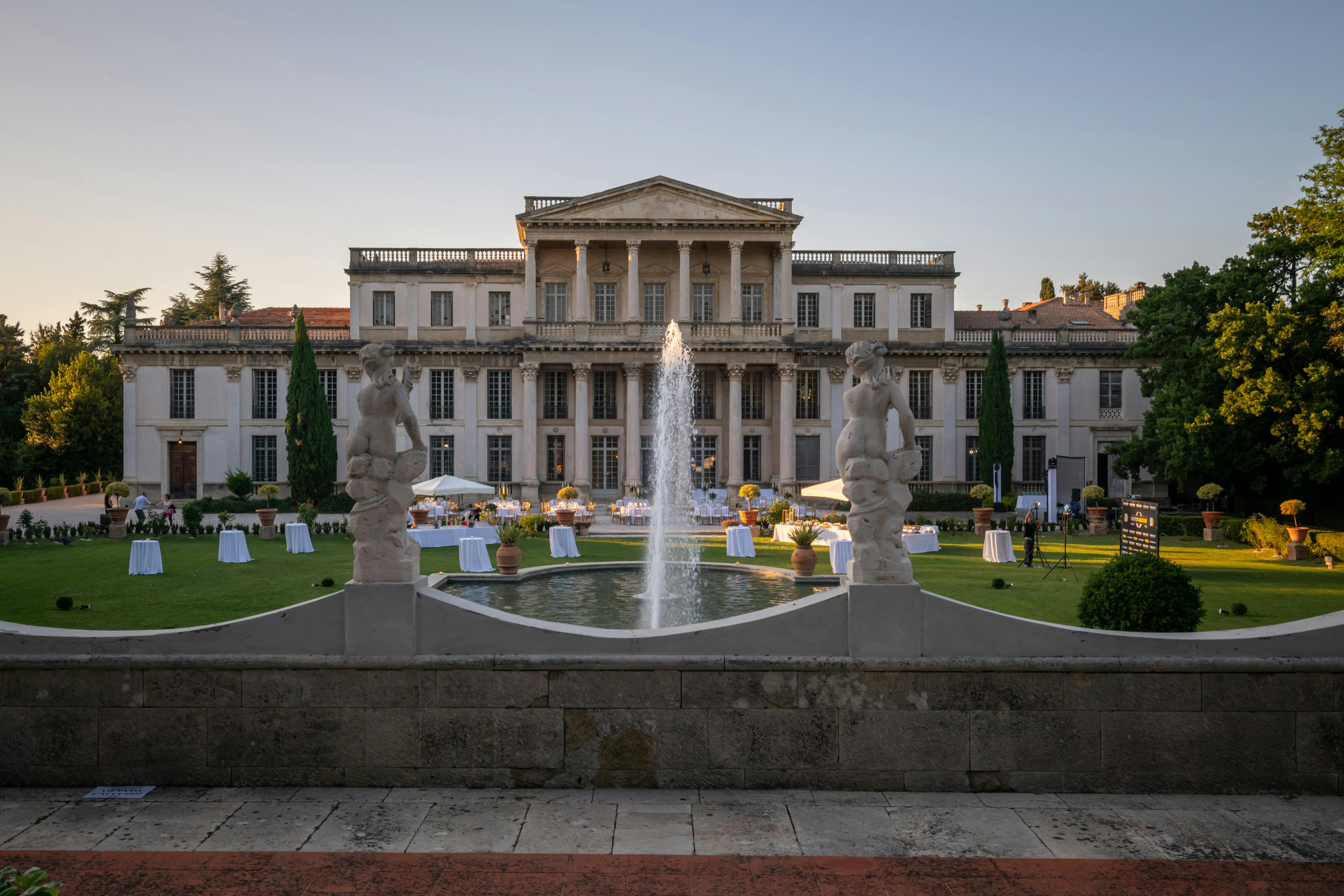 Esterno di un palazzo con fontana