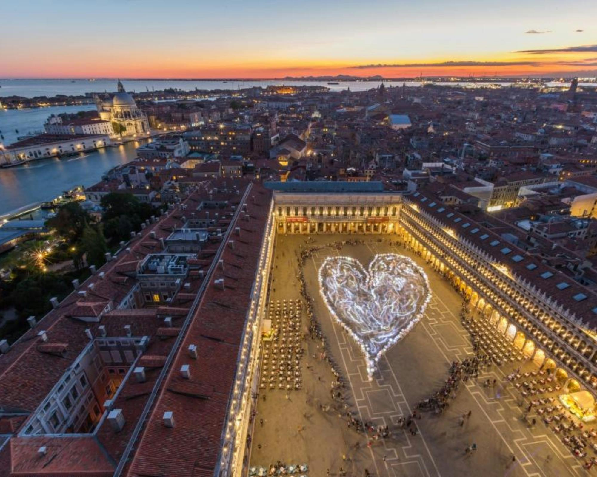 Città vista dall'alto e cuore