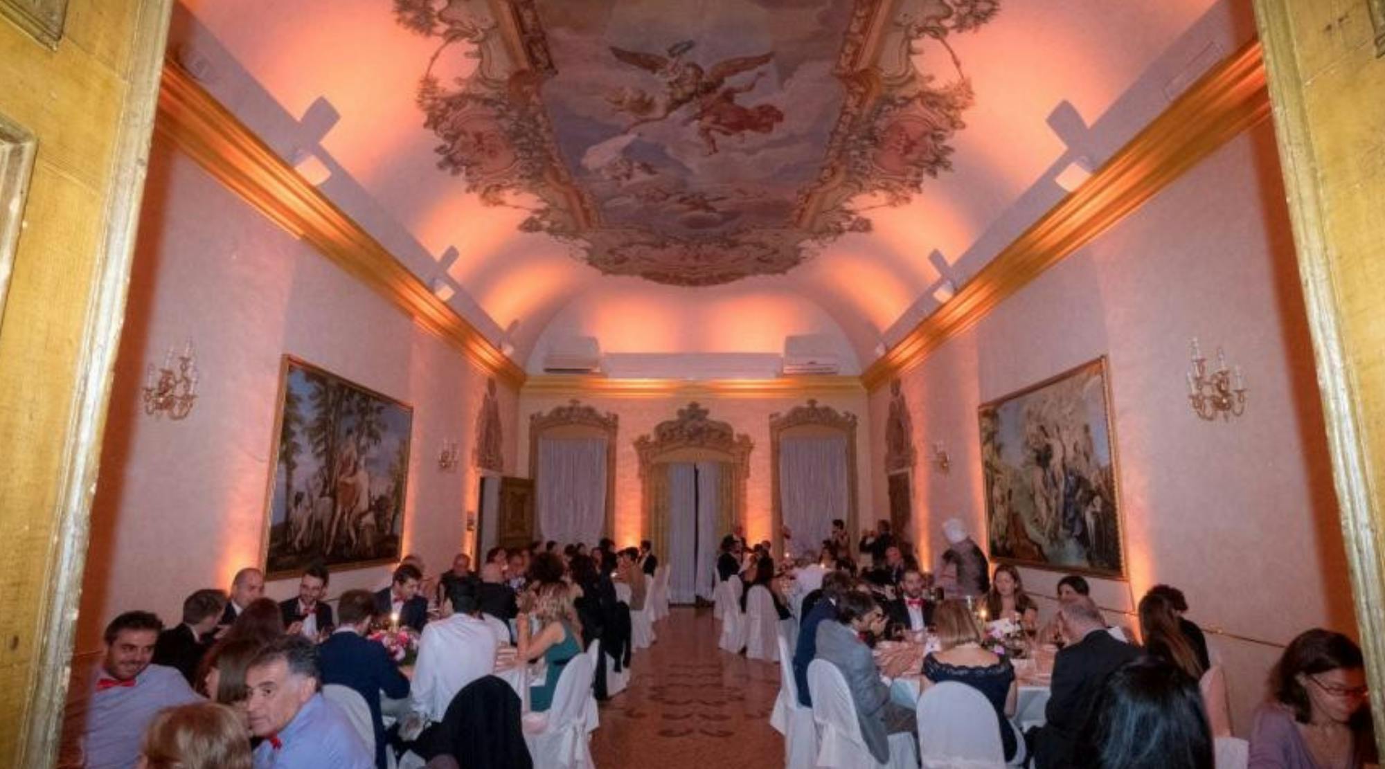 Cena di gala in sala elegante