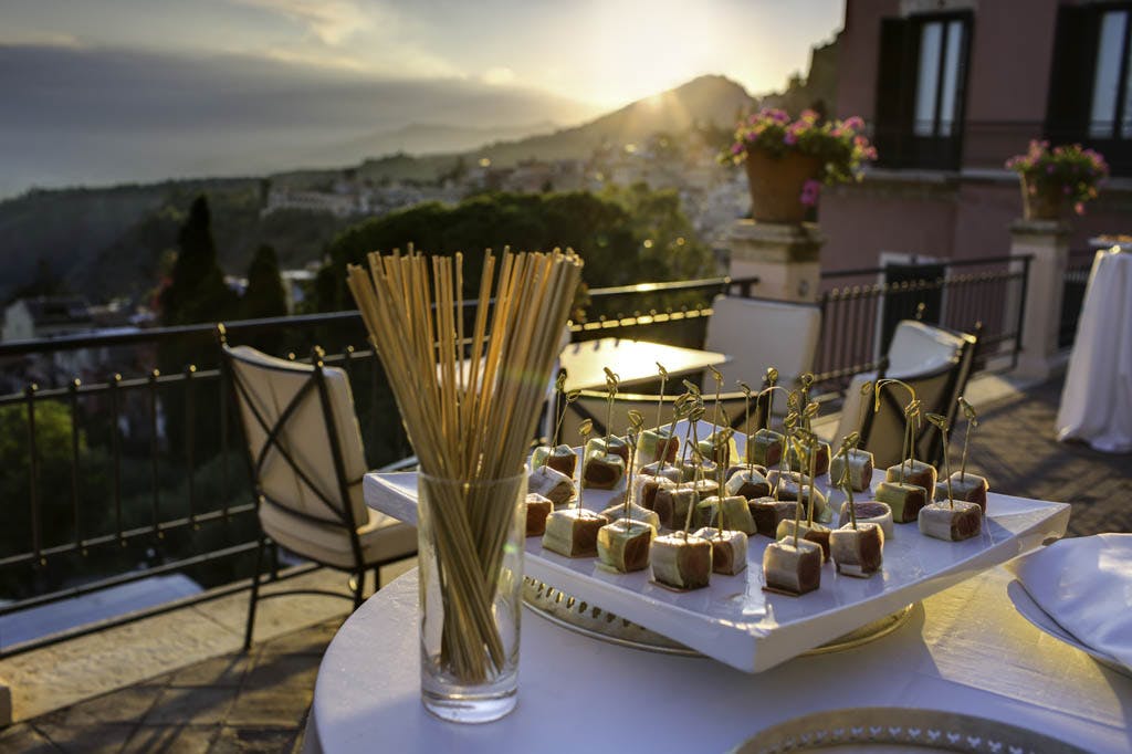 tavolo con cibo su terrazza