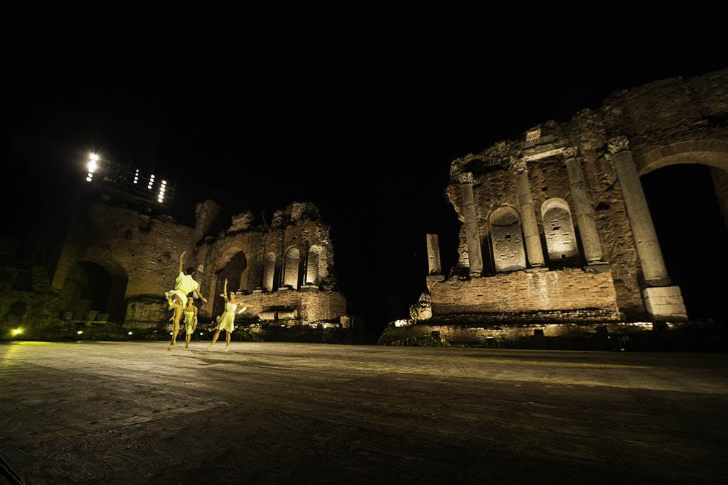 ballo su rovine