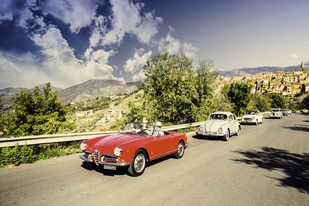 macchine d'epoca su strada