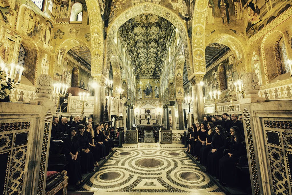 persone vestite di nero in chiesa
