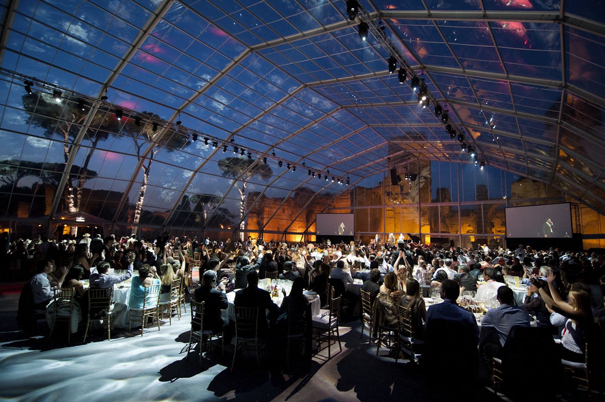 Cena di gala dentro cupola con vetri