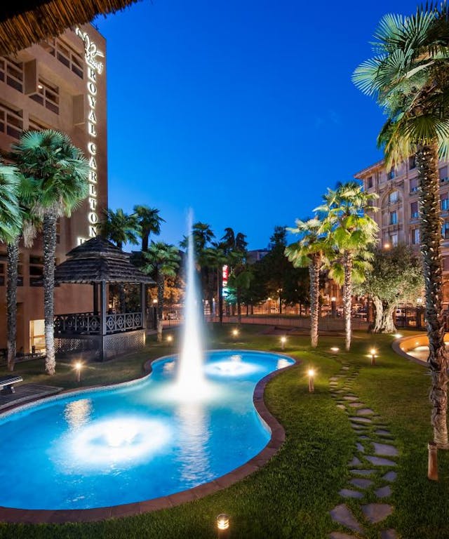 Garden with swimming pool of the Hotel Royal Carlton