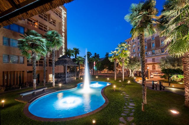 Garden with swimming pool of the Hotel Royal Carlton