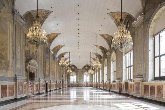 Palazzo Re Enzo, ampia sala bianca