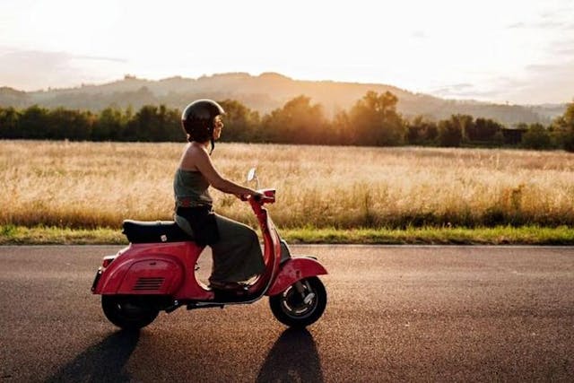 Ragazza in vespa nelle campagne bolognesi