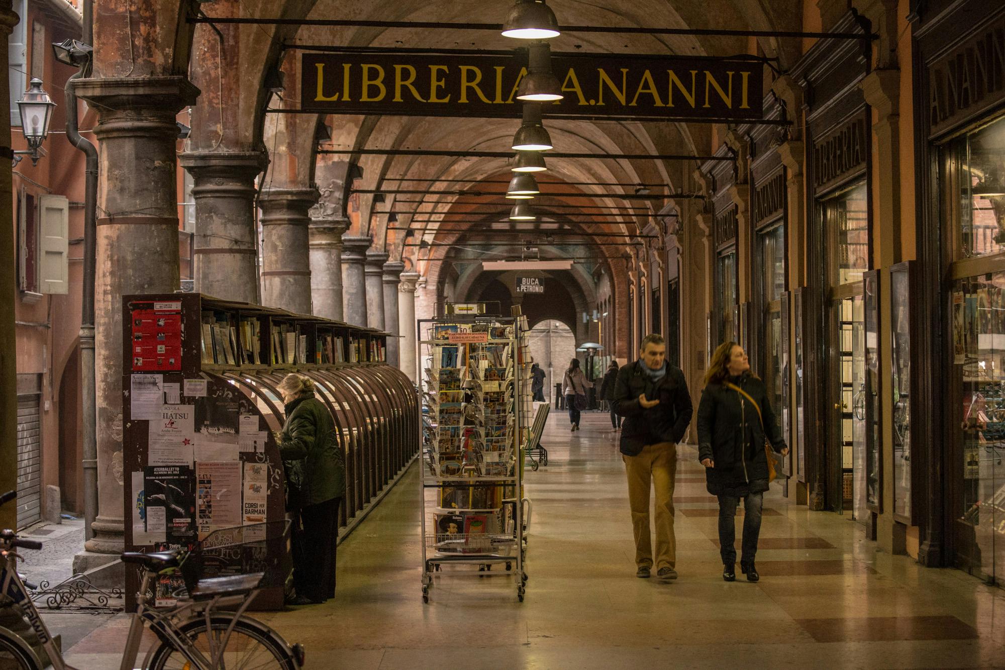 Passeggiata sotto le logge di Bologna