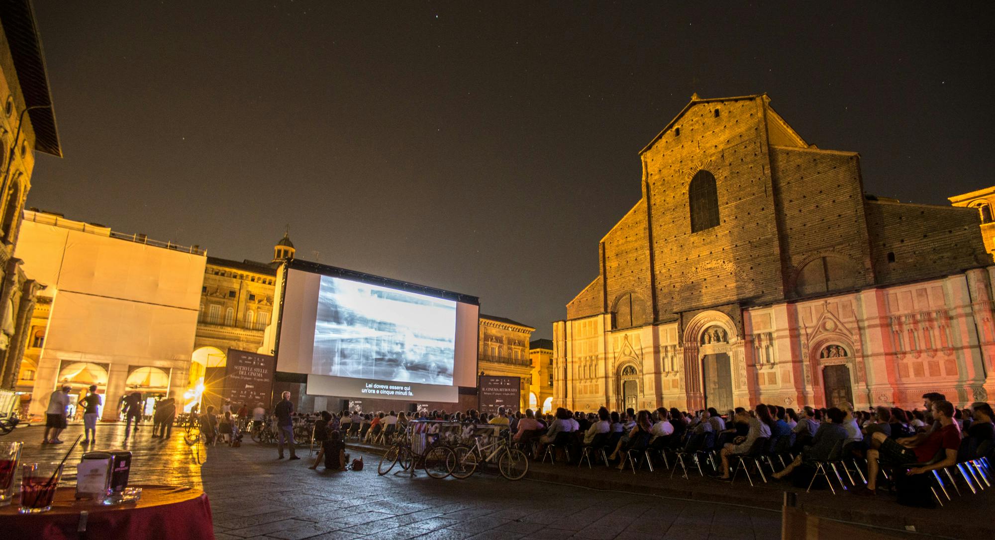 Piazza Maggiore e proiezione di un film