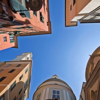 Palazzi e cielo azzurro