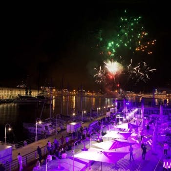 Celebrazione sul mare con fuochi d'artificio