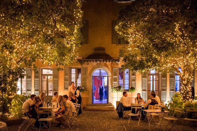 Cena elegantte in giardino luminoso e alberi, Villa Regina Teodolinda, Lago di Como