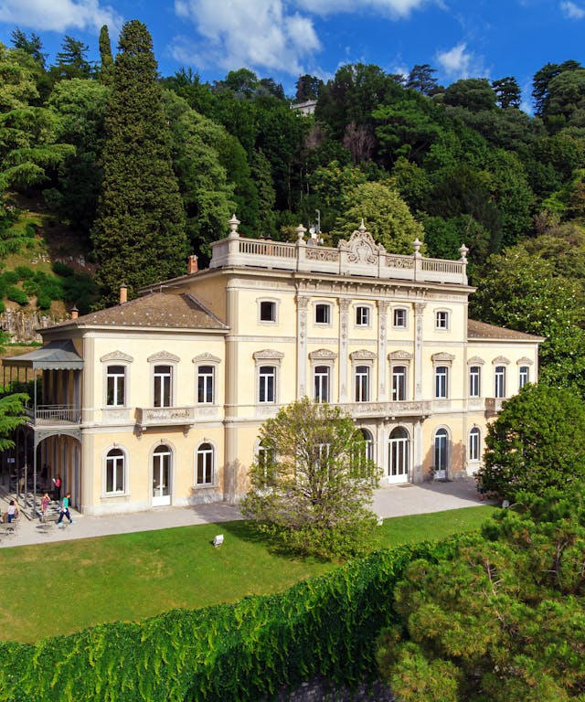Villa in mezzo a giardino e cielo azzurro, Lago di Como