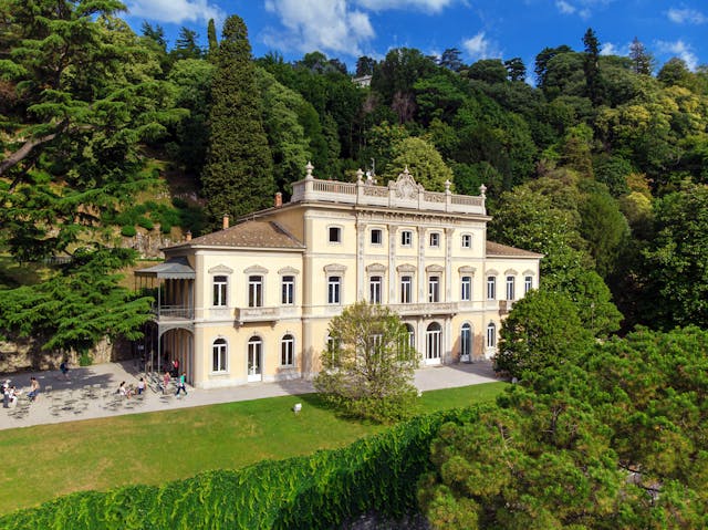 Villa in mezzo a giardino e cielo azzurro, Lago di Como