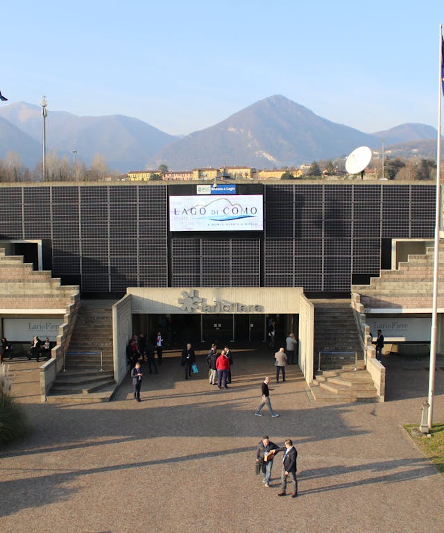 Centro Congressi Lariofiere con montagne e bandiere, Lago di Como